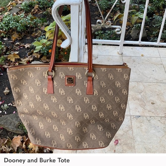 Beautiful & classic dooney bourke tote bag red interior - Picture 4 of 4